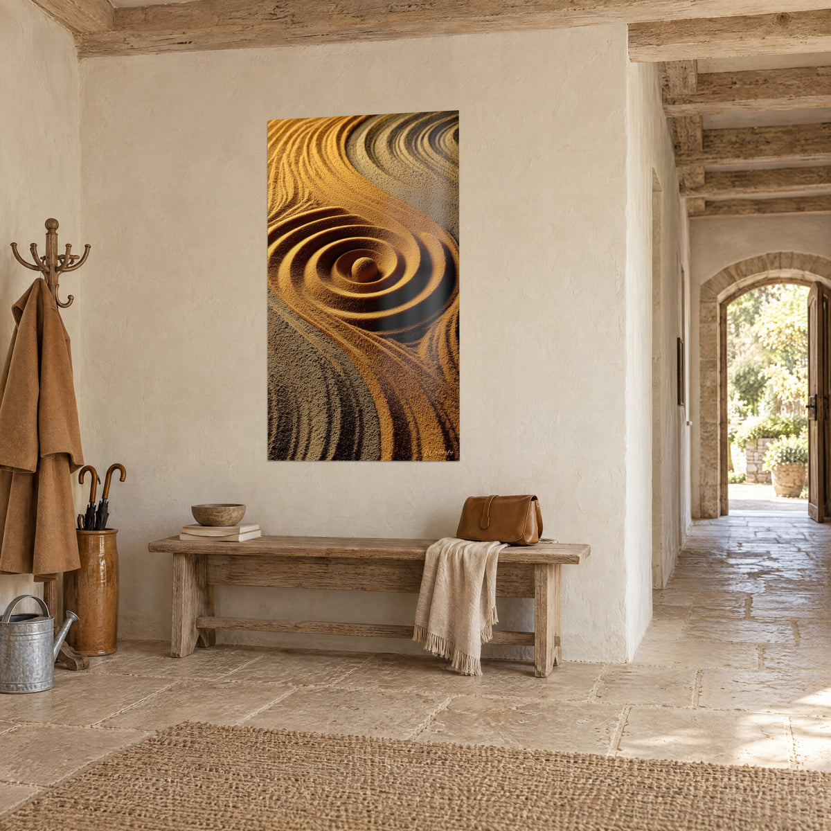 Quadro onde di sabbia ambrata in cerchi concentrici, ocra e grigio talpa, vista a tre quarti, casa in pietra