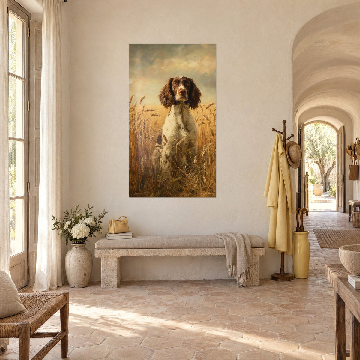 Gemälde Englischer Springer Spaniel mit langen, welligen Ohren, ockerfarbene Ähren und cremefarbener Himmel, in einem gewölbten Flur des provenzalischen Landhauses