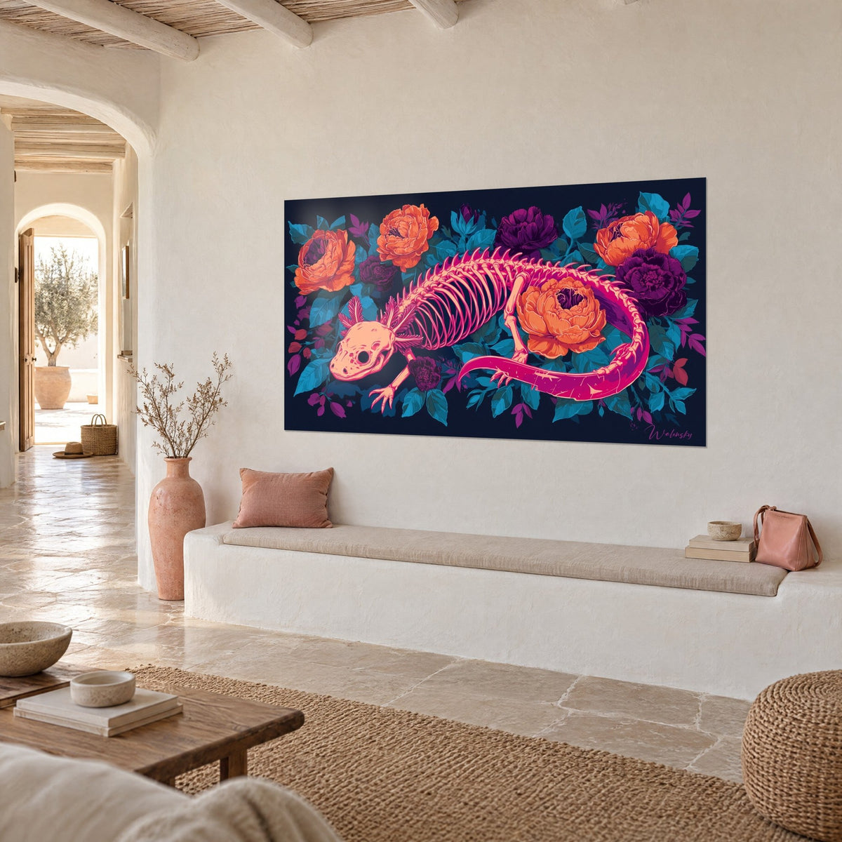 Gemälde mit einem Axolotl mit durchbrochenen rosa Rippen, orangefarbenen und violetten Pfingstrosen auf nachtblauem Grund, Dreiviertelansicht auf eine Putzwand