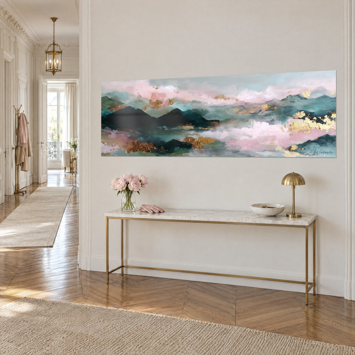 Schilderij van een bergkam in petroleumblauw onder roze wolken en gouden bladeren, driekwartaanzicht, gouden console in de gang