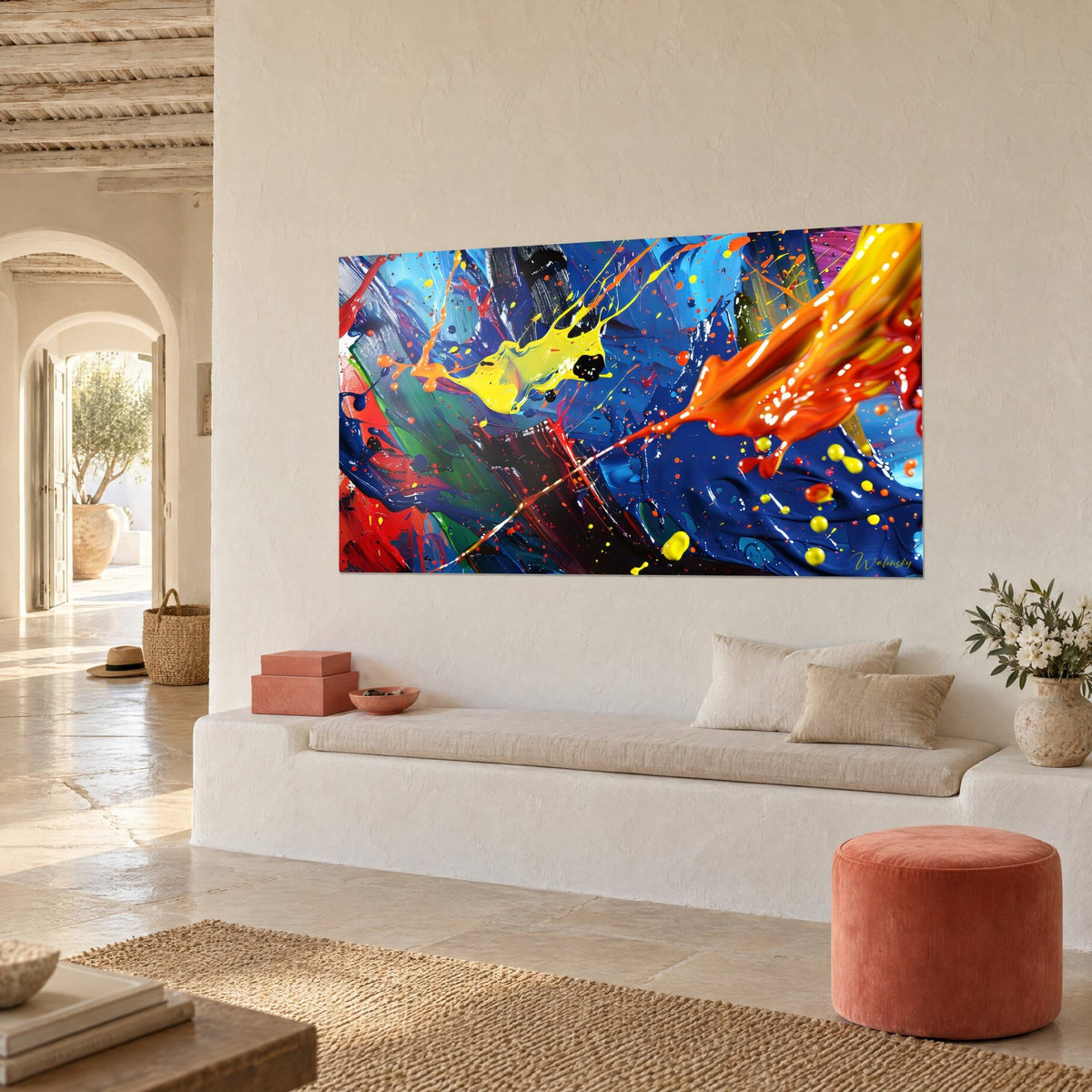 Tableau gerbes d'acrylique carmin et jaune citron jaillissant sur bleu nuit, accroché sur un mur crépi au-dessus d'une banquette blanche