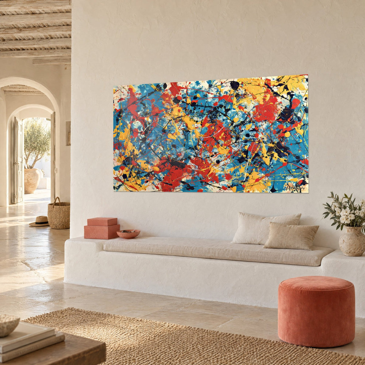 Tableau en dripping, giclures rouge vermillon et jaune safran sur bleu turquoise, banquette blanche et pouf corail