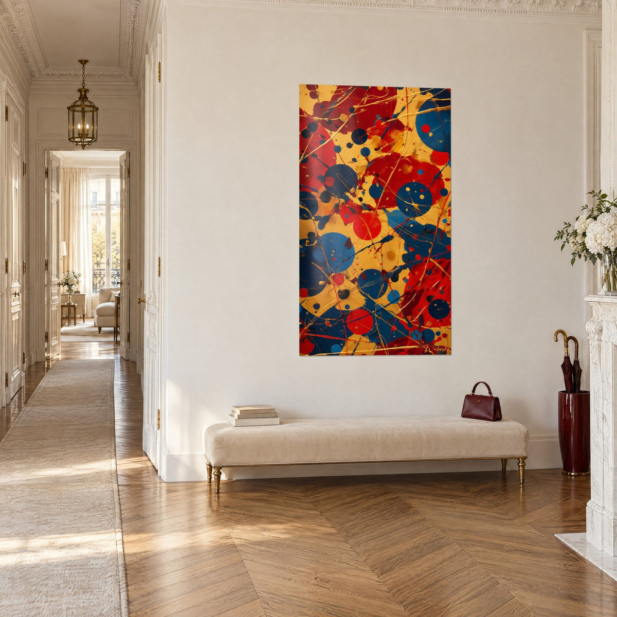 Tableau explosion de pastilles bleu marine et rouge vif sur dorure, couloir parqueté, banquette crème, trois-quarts