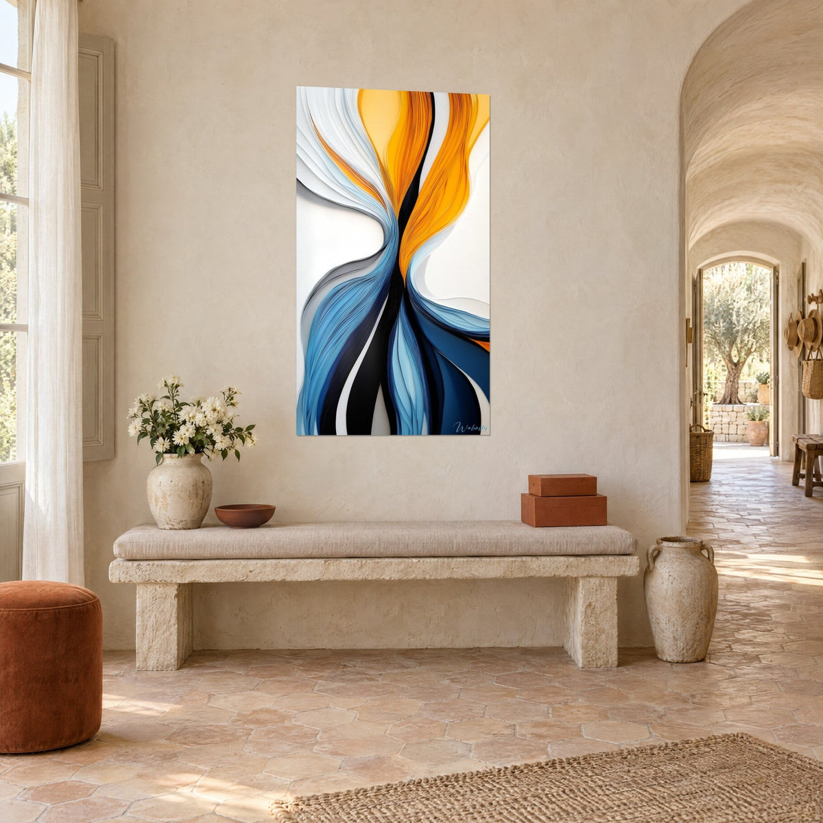 Schilderij met een vortex van oker- en azuurkleurige bloembladen, fijne zwarte nerven, schuin gezien op een gepleisterde muur van een gewelfde stenen gang