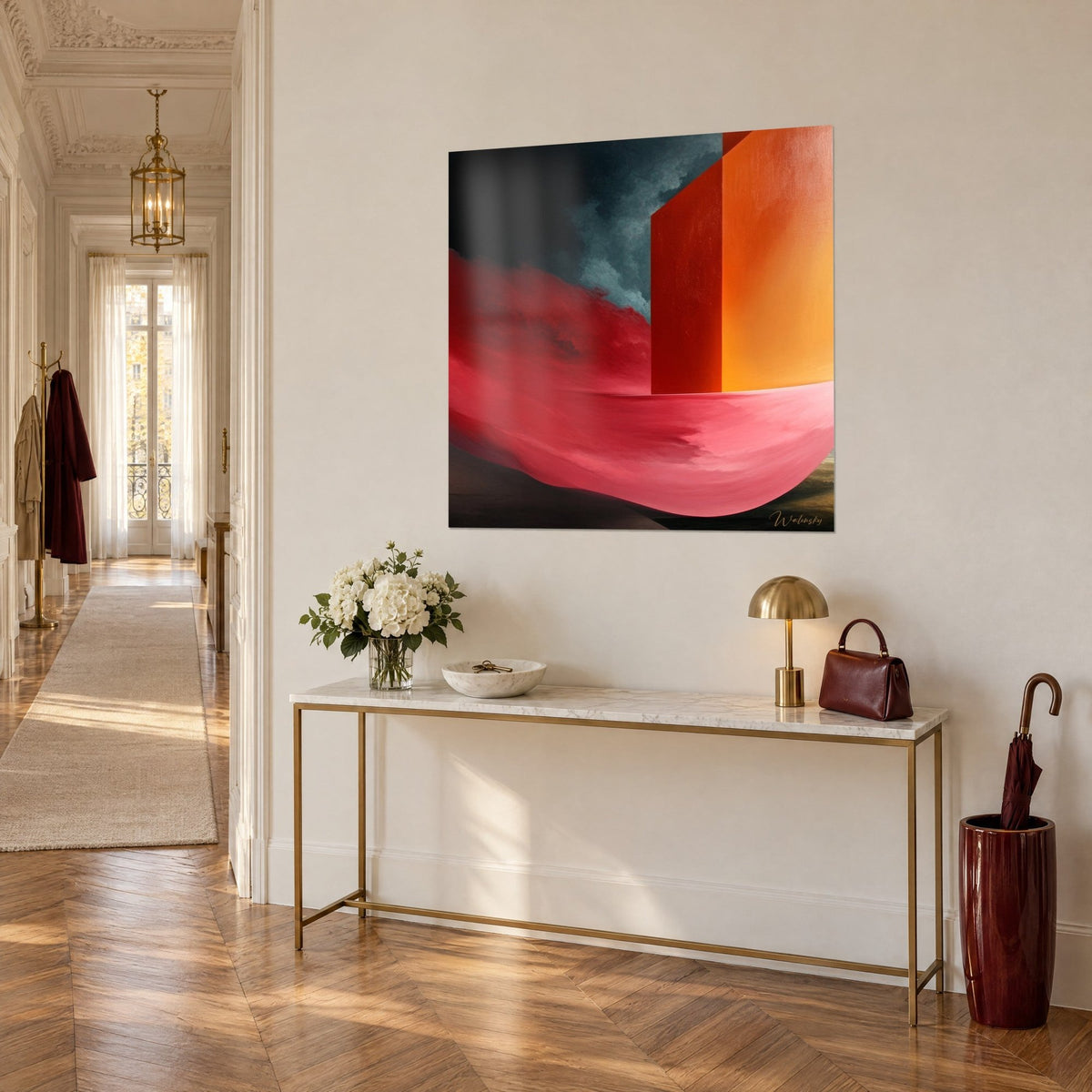 Tableau prismes verticaux ambre et carmin, drapé rose ondoyant et nuages anthracite, au-dessus d'une console dorée dans l'entrée