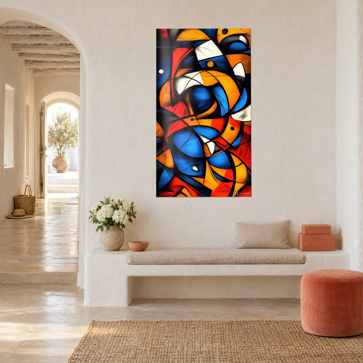 Tableau abstrait d'arcs entrelacés rouge vermillon et bleu roi cernés de noir, accroché vu de trois-quarts, maison méditerranéenne