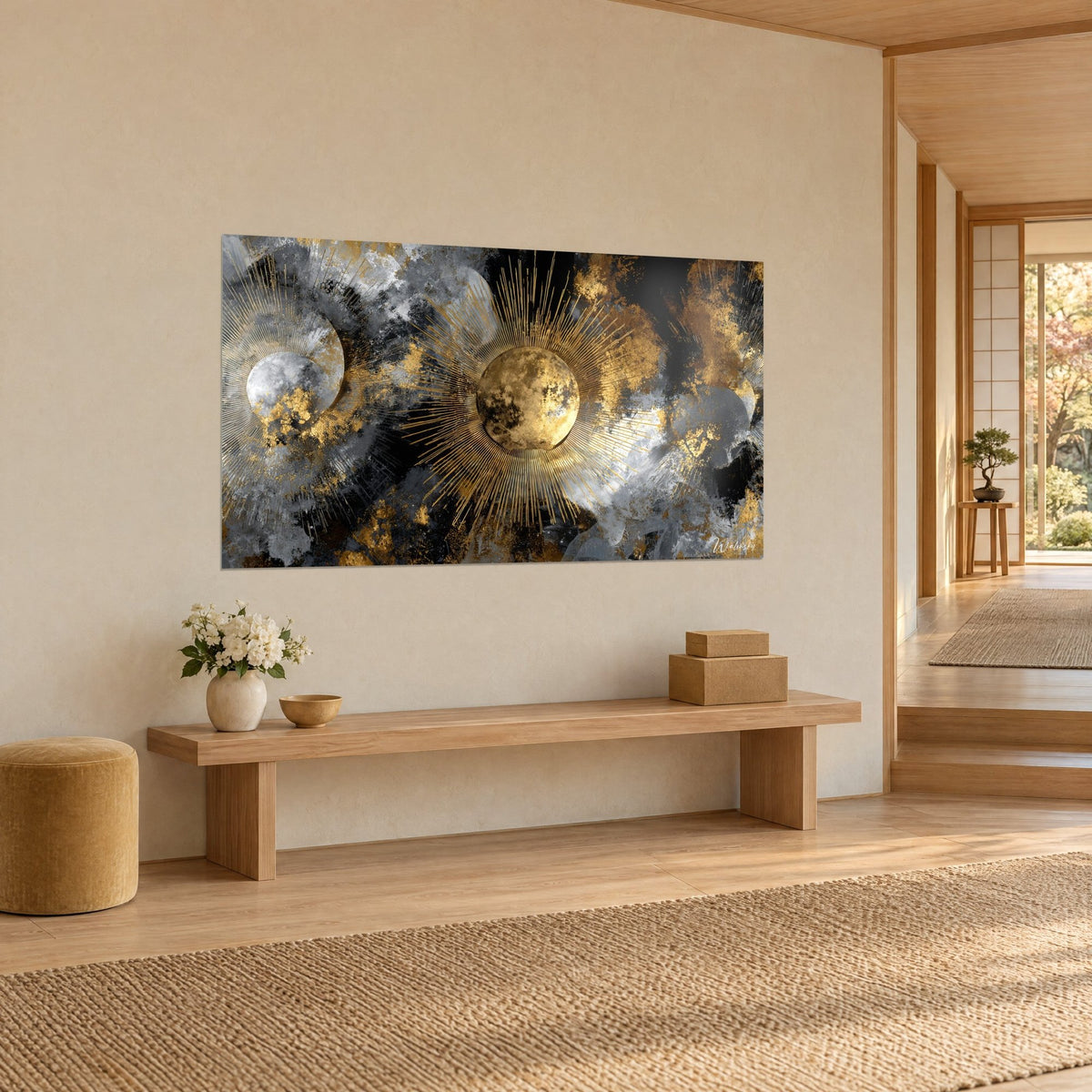 Gemälde Sonne aus feinen goldenen Nadeln auf kohleschwarzem und silbergrauem Grund, helle Holzbank, Ansicht von dreiviertel in einem japandi Flur