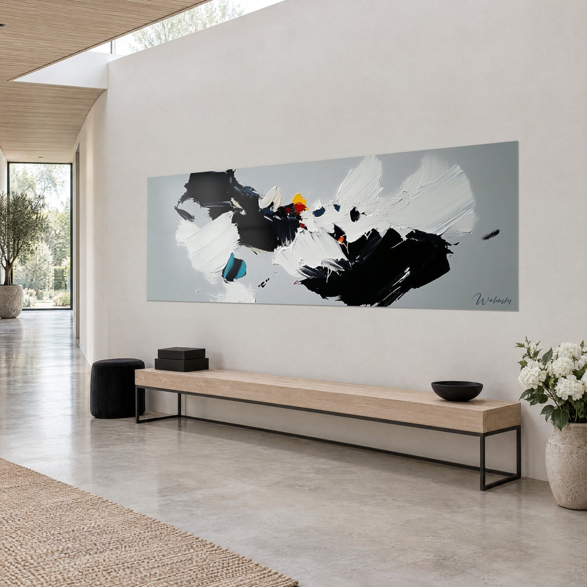 Tableau abstrait panoramique en empâtements d'encre noire et de blanc crayeux, touche turquoise, mur beige d'une maison d'architecte