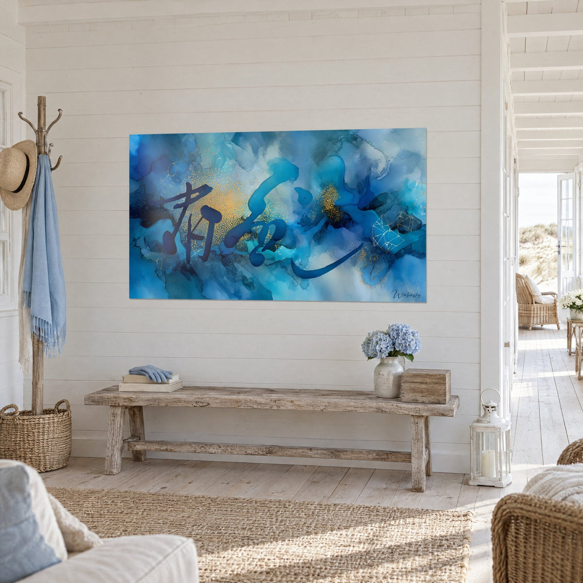 Quadro tratti d'inchiostro blu marino, pieni e sottili, su lavis azzurro con pagliuzze dorate, parete di listelli bianchi dal sapore balneare e panca