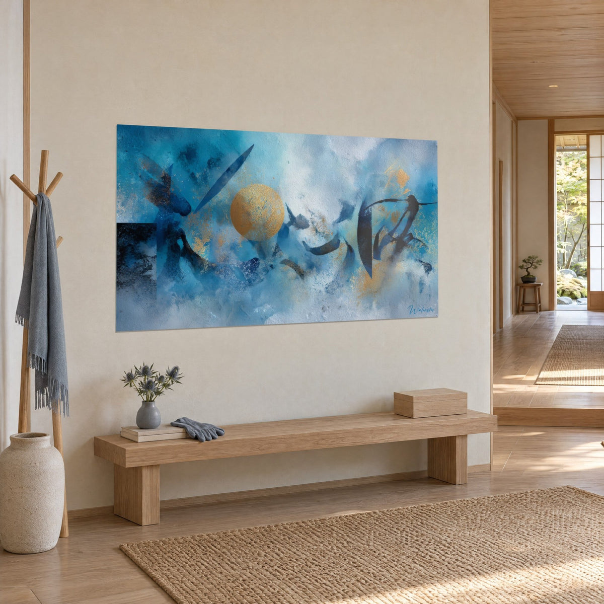 Tableau lune ocre flottant dans un ciel bleu et blanc, gestes d'encre noire, accroché sur un mur beige d'un couloir japandi