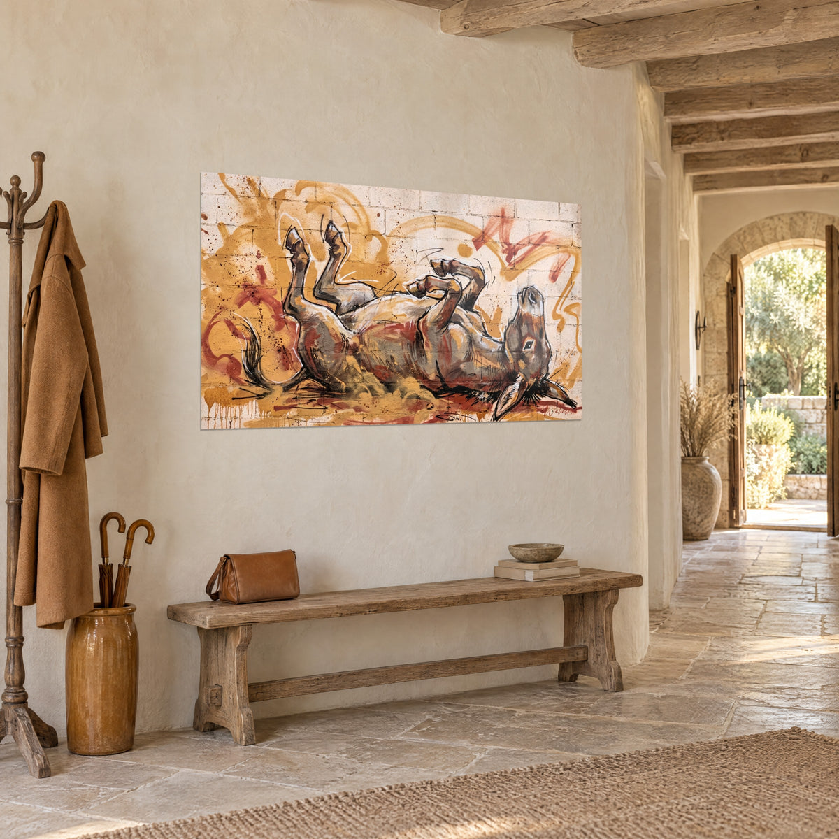 Tableau baudet allongé, pattes repliées, aplats ocre et traits noirs, vu de trois quarts dans l'entrée en pierre d'une maison de campagne