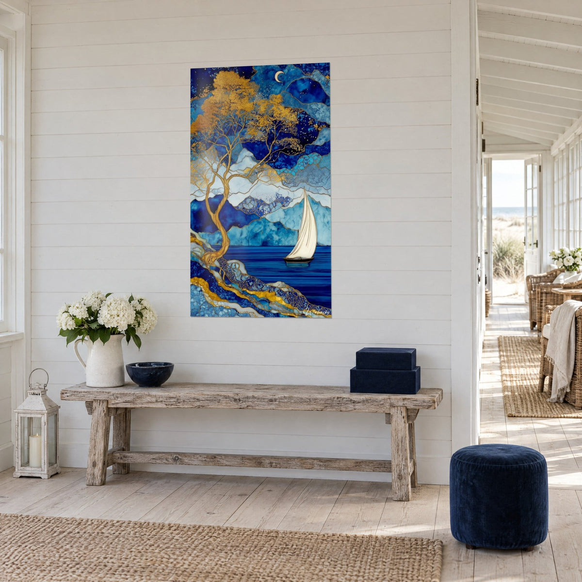 Tableau voilier blanc glissant sur eau indigo, arbre doré aux branches sinueuses, montagnes bleu glacier, maison de bord de mer
