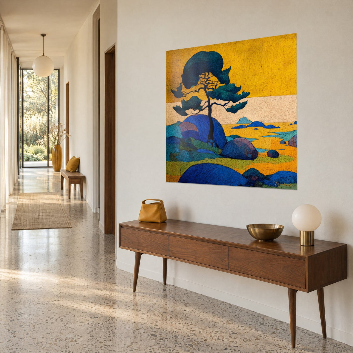 Tableau pin solitaire en touches tourbillonnantes, ciel moutarde et rochers indigo, sur un couloir lumineux et un buffet en noyer