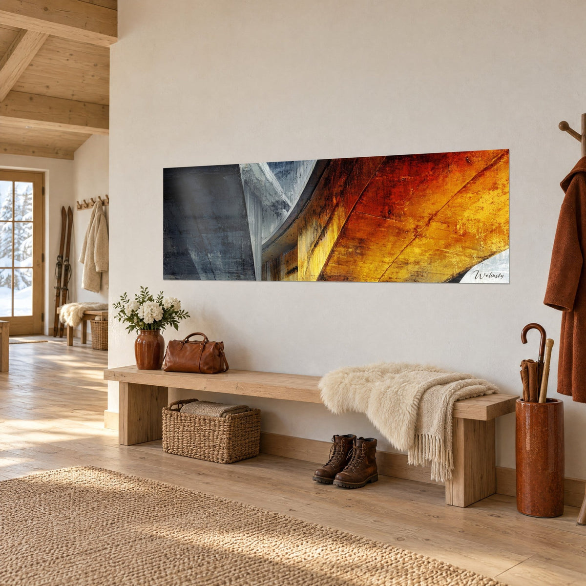 Schilderij geroeste en gouden betonnen gewelf, okerkleurige glans en staalgrijs, op een witte chaletwand bij de ingang