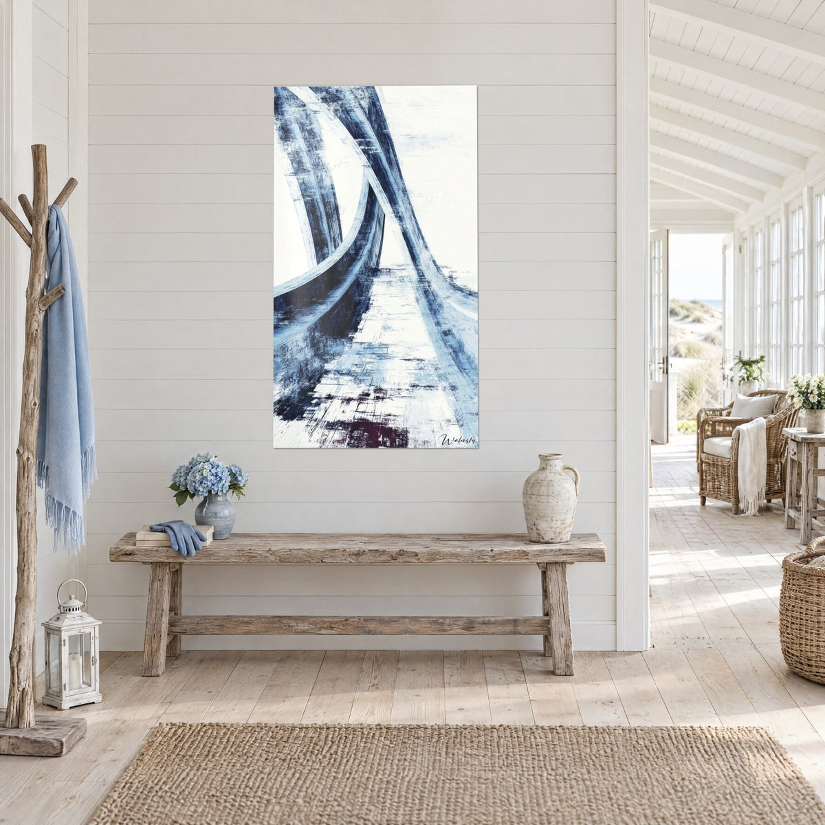 Tableau viaduc en arches sinueuses bleu acier et blanc crème, vue de trois-quarts, sur un mur de lattes blanches