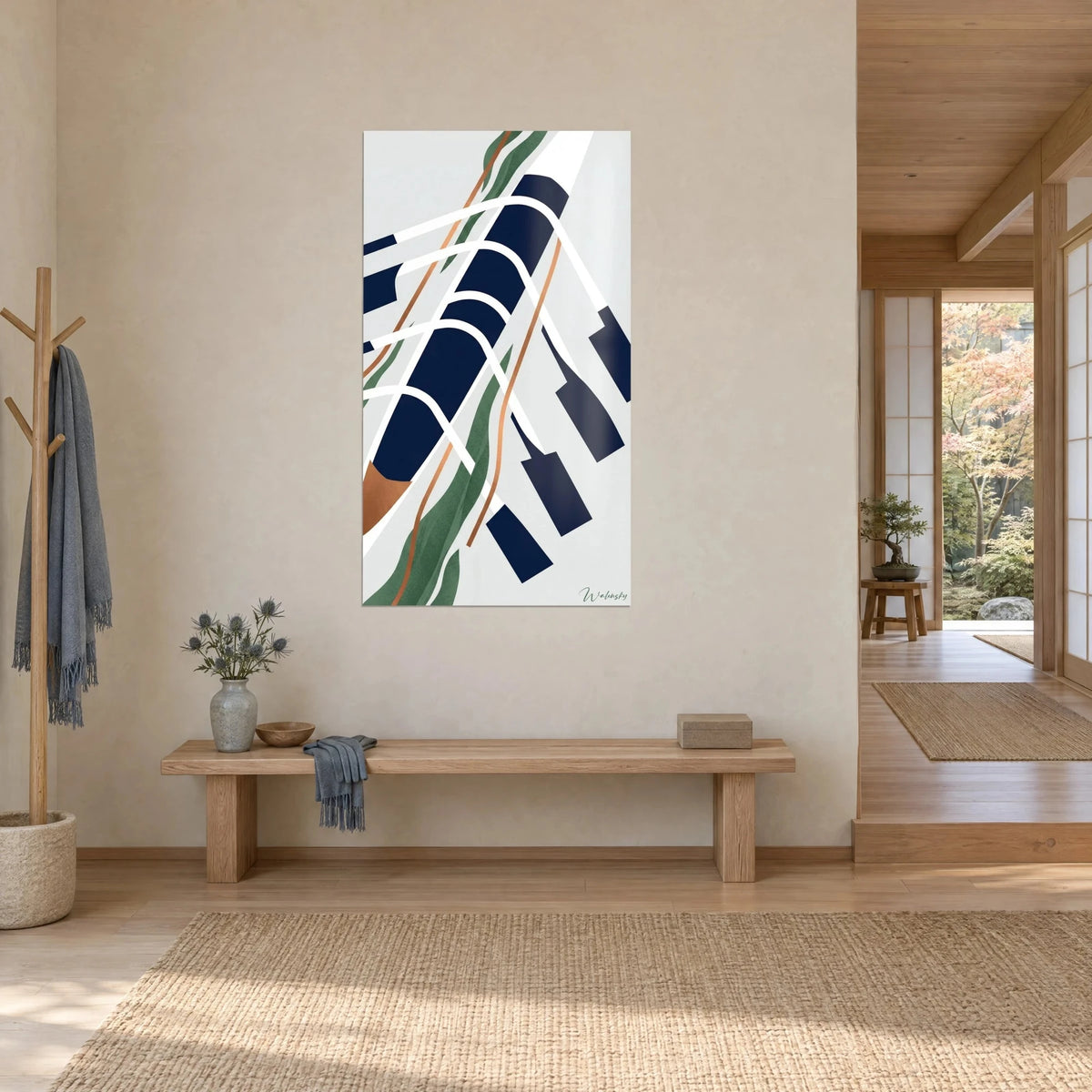 Abstraktes Gemälde eines Skiffs, marineblauer Rumpf mit weißen Streifen, kupferfarbene Linien auf perlgrauem Grund, japandi Eingang im Dreiviertelprofil
