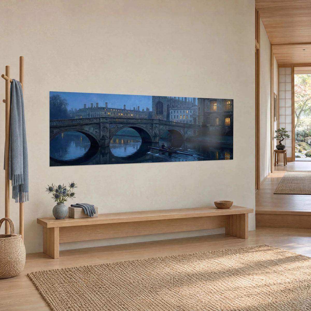 Quadro Cambridge al crepuscolo, ponte con archi riflessi, blu navy e oro delle finestre, parete di un corridoio japandi