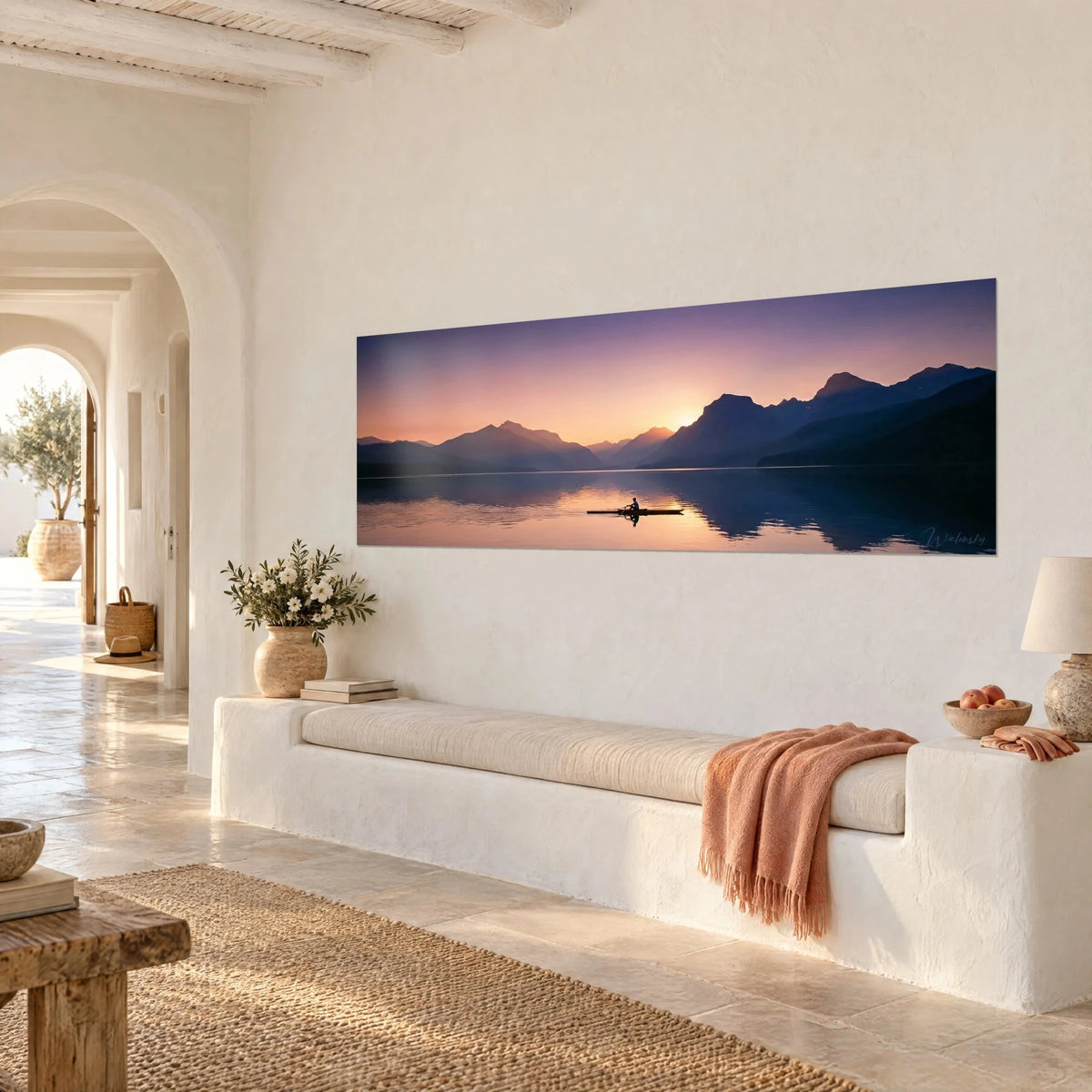 Tableau skiff en reflet sur l'eau lisse, ciel rose et violet, soleil bas derrière les crêtes, mur blanc d'une maison méditerranéenne