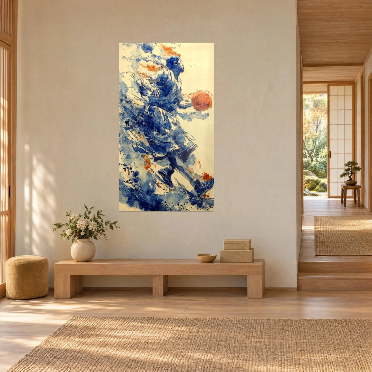 Sportief schilderij in volle dribbel, marineblauw shirt en oranje bal, crèmekleurige achtergrond, driekwart aanzicht, japandi woning