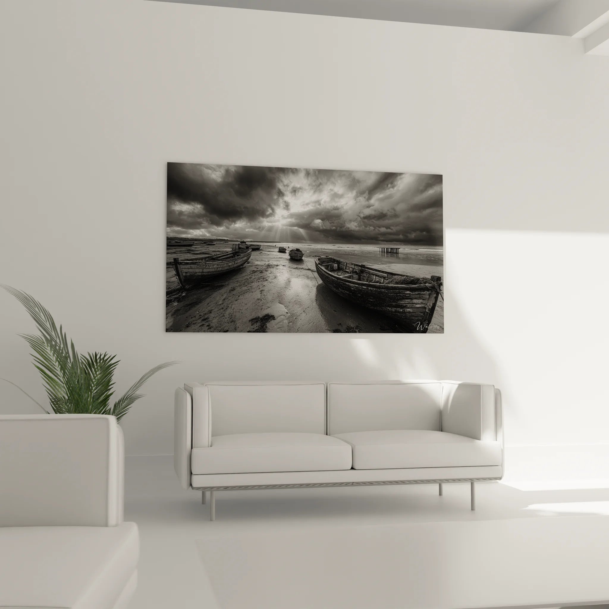 Détail rapproché du tableau montrant texture bois des bateaux et reflets sur sable mouillé en noir et blanc