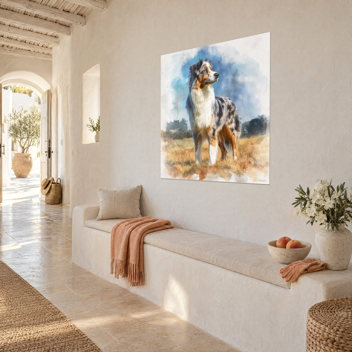 Tableau chien de berger robe grise, blanche et cuivrée, debout dans un pré doré sous un ciel azur, mur chaulé méditerranéen
