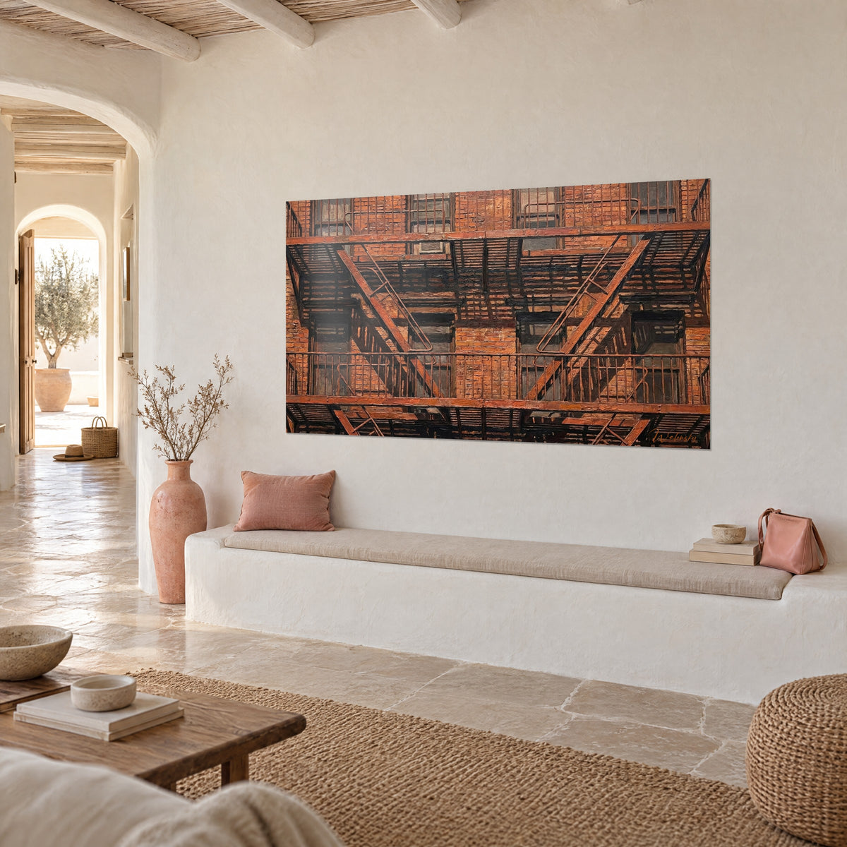 Quadro palazzo newyorkese arancio ruggine, scale metalliche in diagonale, in un angolo imbiancato di bianco, panca in pietra