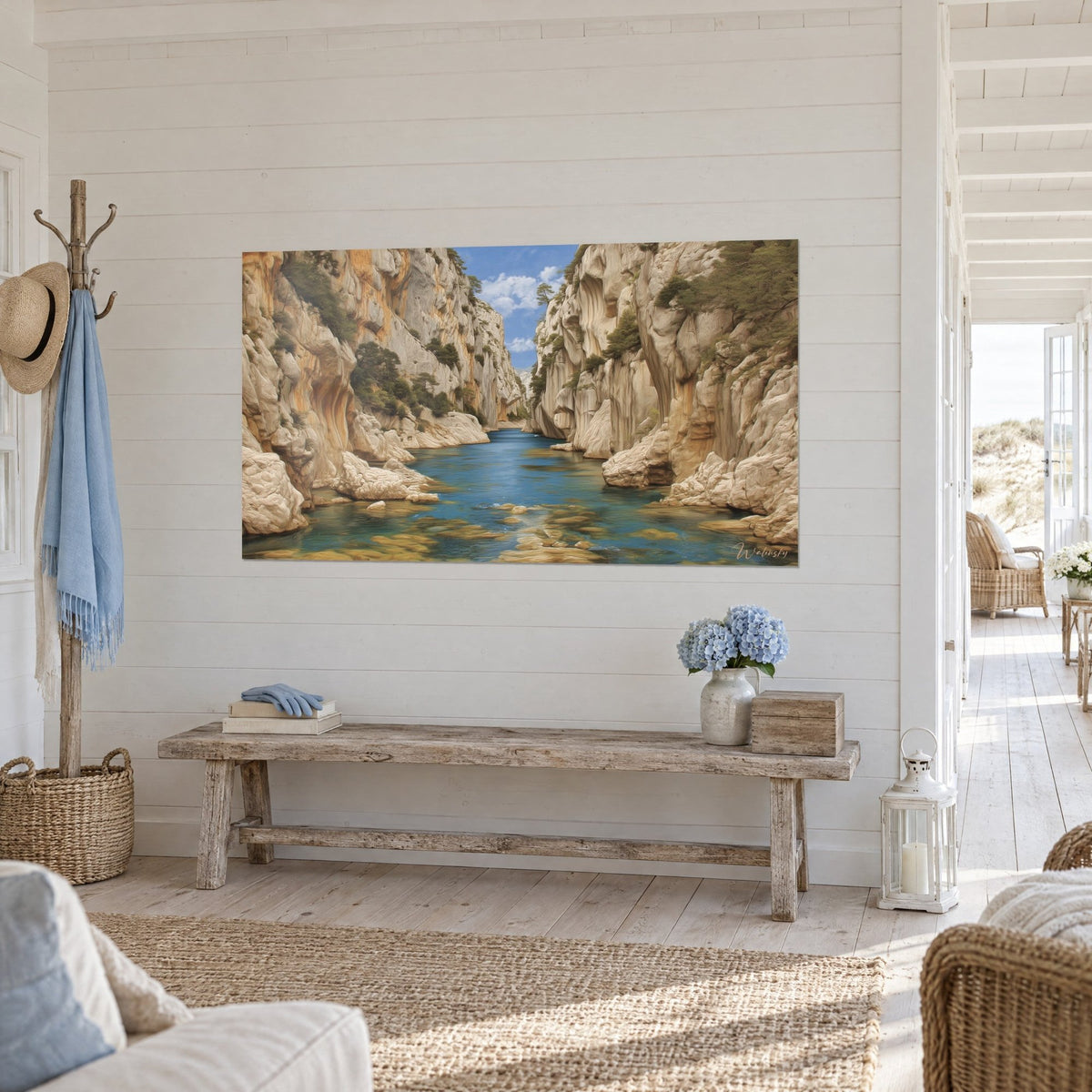 Quadro stretta insenatura scavata nella scogliera bianca e ocra, fiume blu, vista di tre quarti su una parete di listelli di legno bianchi