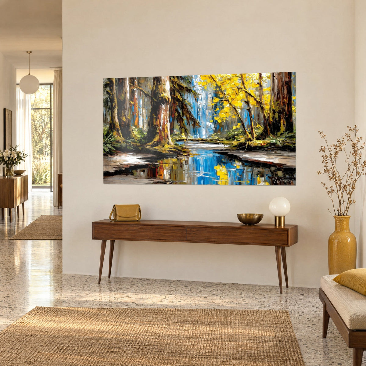Tableau sous-bois à la spatule où un ruisseau azur reflète des ginkgos dorés, au-dessus d'une console en bois et d'un vase ocre, maison années 50