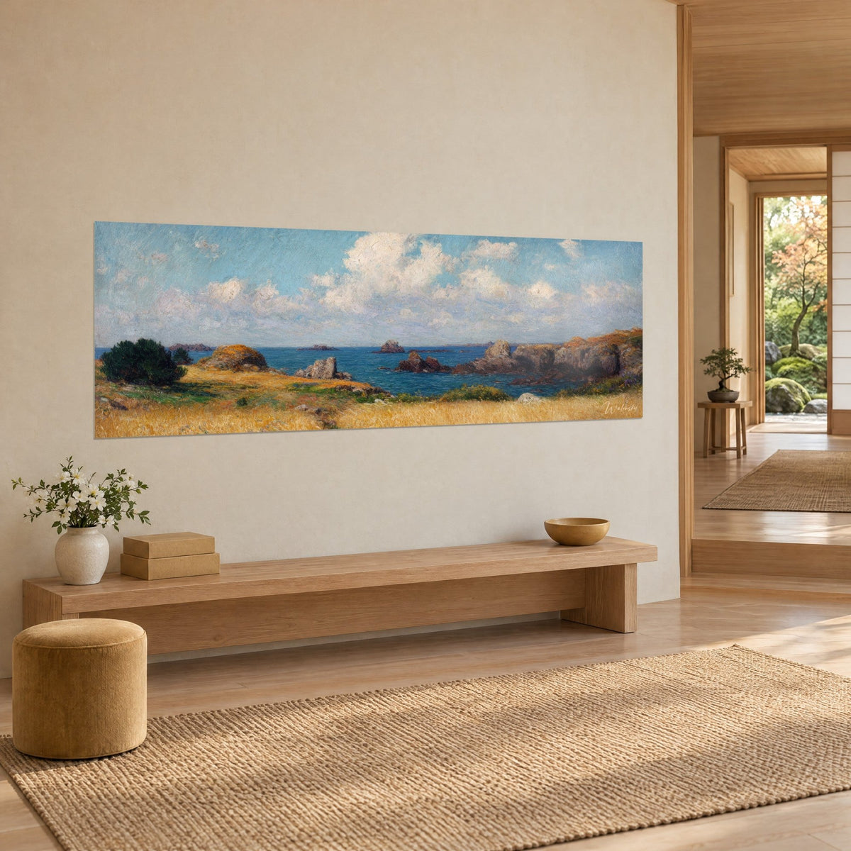 Gemälde felsige Bucht und ockerfarbene Klippen über ultramarinblauem Wasser, schäfchenwolkiger Himmel, in einem hellen Japandi-Interieur