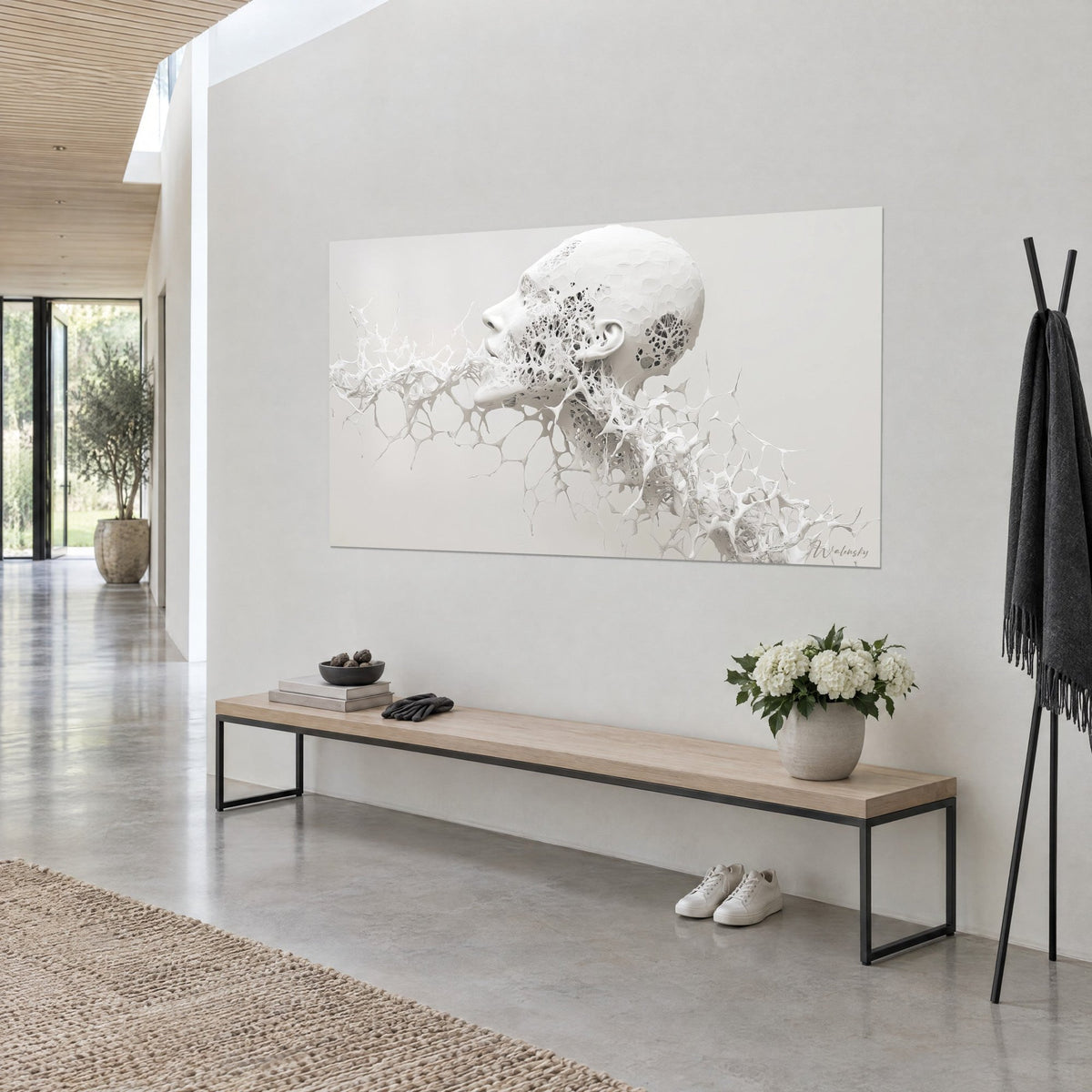 Tableau tête sculptée d'ivoire dont le crâne se perfore de cellules, filaments crème étirés, fond gris clair, vue en biais sur un mur blanc de séjour