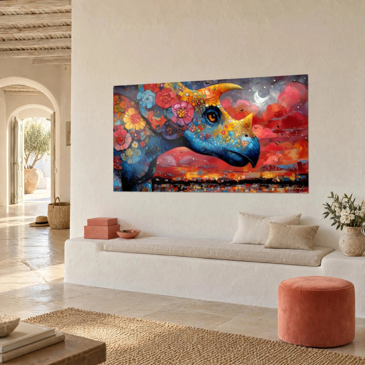 Gemälde Dinosaurier mit blumengeschmücktem Gehörn, indigoblaue Schnauze und karminroter Himmel, dreiviertel Ansicht an einer weißen Wand eines mediterranen Hauses