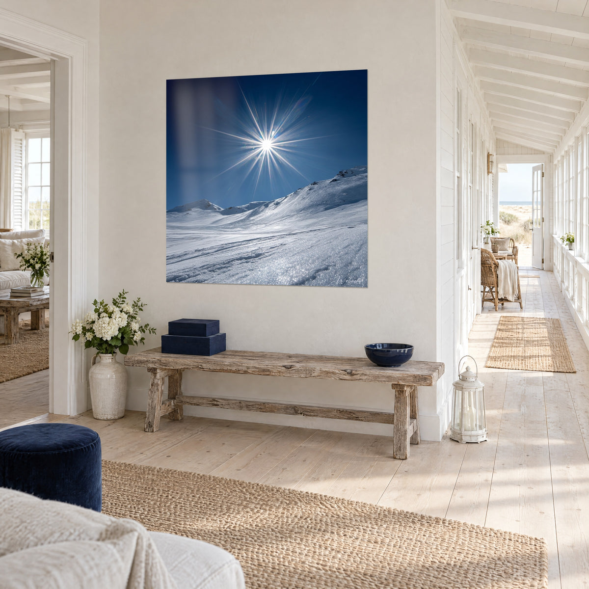 Gemälde Stern aus blendendem Licht über weißen und marineblauen verschneiten Graten, im Flur eines Hauses am Meer