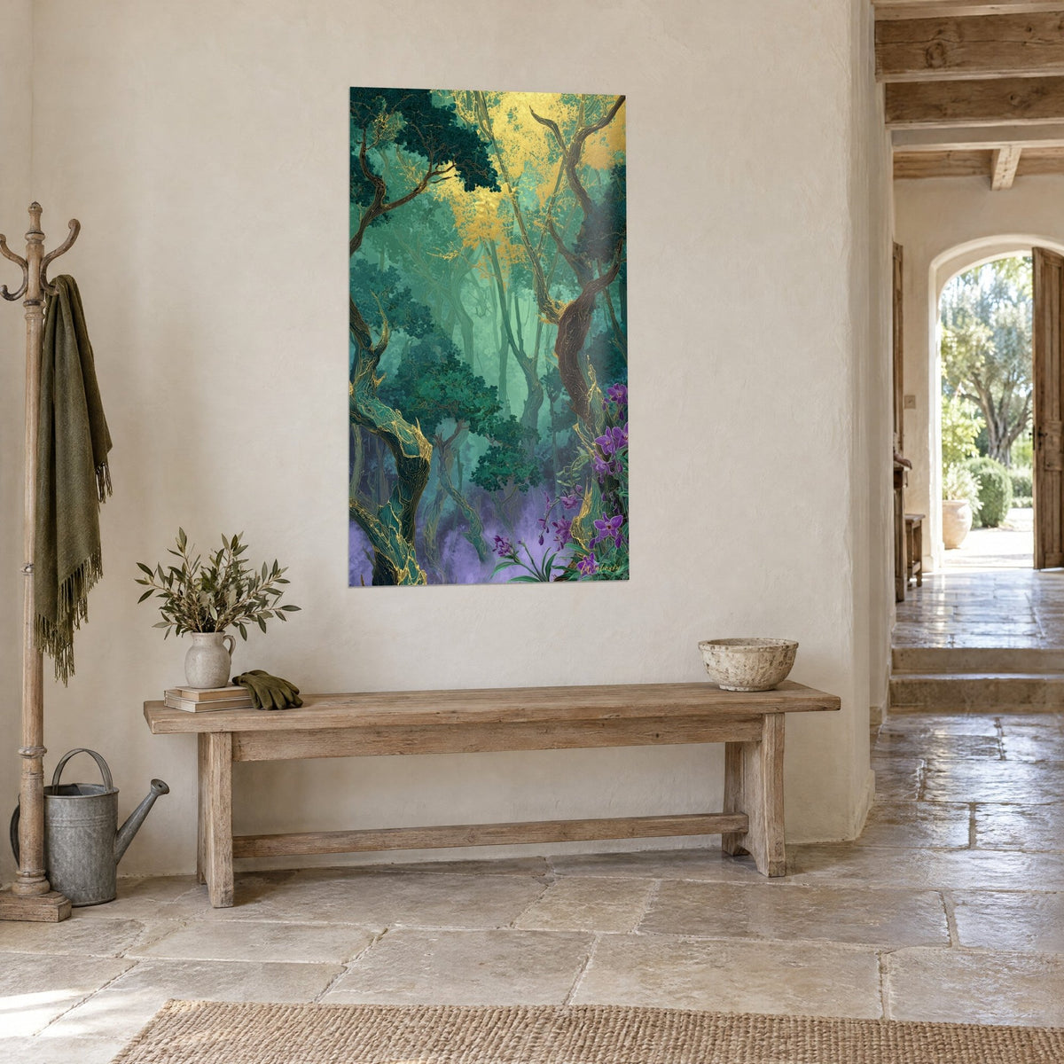 Gemälde nebliges Unterholz in Smaragd und Gold, violette Orchideen unten, an einer Steinwand über einer Holzkonsole