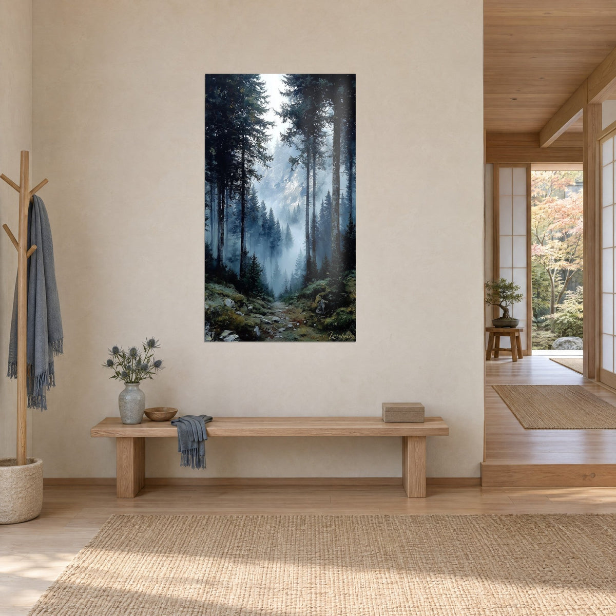 Tableau forêt de conifères sous un ciel pâle, brume gris-bleu et mousse ocre, vue de trois-quarts dans un couloir japandi