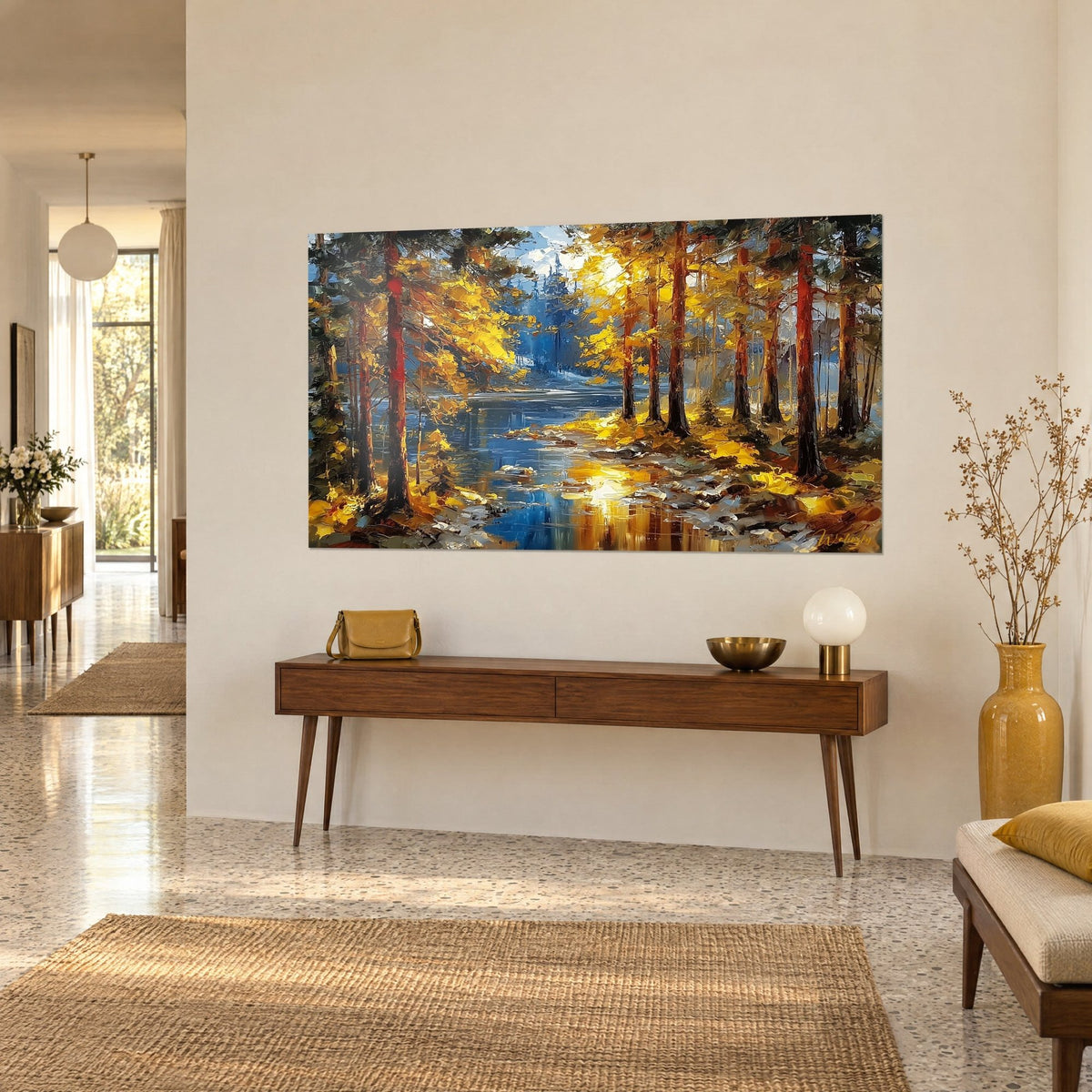 Quadro pittura di pini ruggine e rami zafferano su acqua blu profondo, riflesso dorato, console in legno, vista di tre quarti