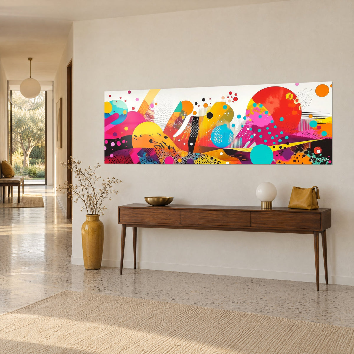 Schilderij creatieve explosie van oranje cirkels en zwarte stippen, felle fuchsia en geel, boven een houten console in een hal