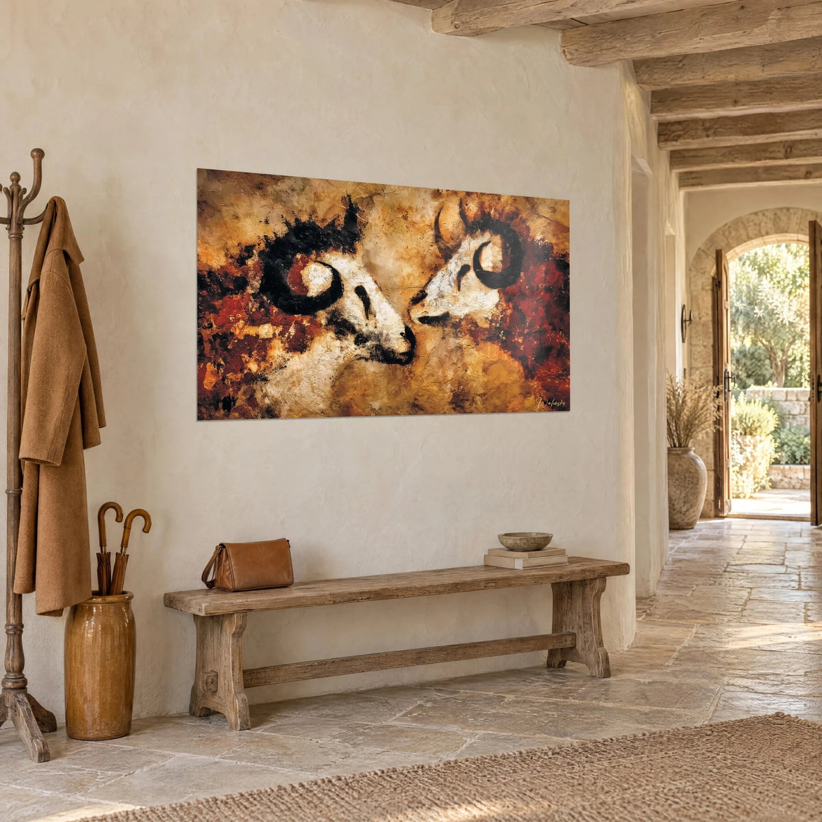 Schilderij moderne Lascaux-grotschildering, twee witte gehoornde koppen op oker- en roodbruine achtergrond, stenen muur en houten bank