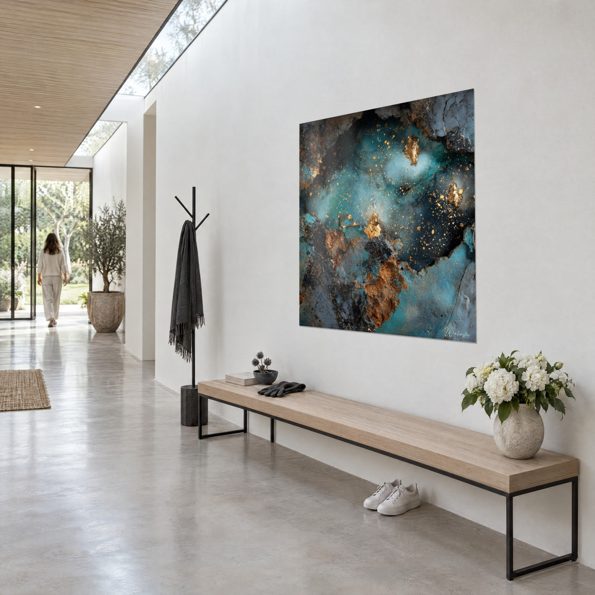 Cuadro geoda cósmica con polvo de oro sobre fondo azul petróleo y negro, vista de tres cuartos, pasillo claro