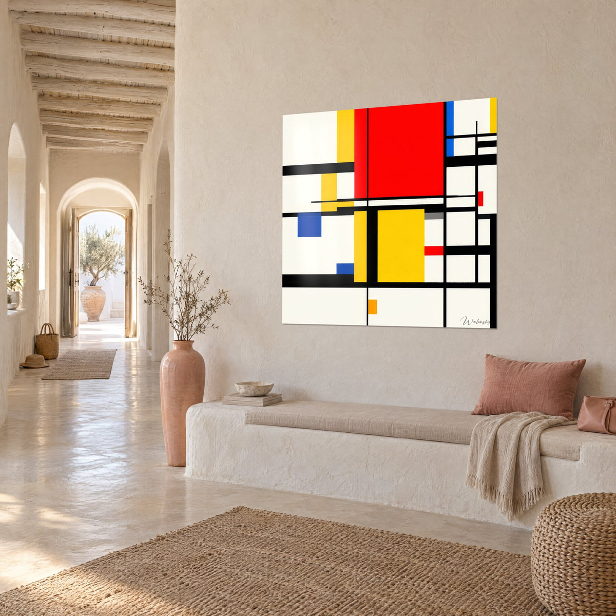 Gemälde abstraktes geometrisches Raster, leuchtend roter Block und goldgelbes Quadrat auf cremefarbenem Grund, weiße Wand eines mediterranen Gewölbeflurs