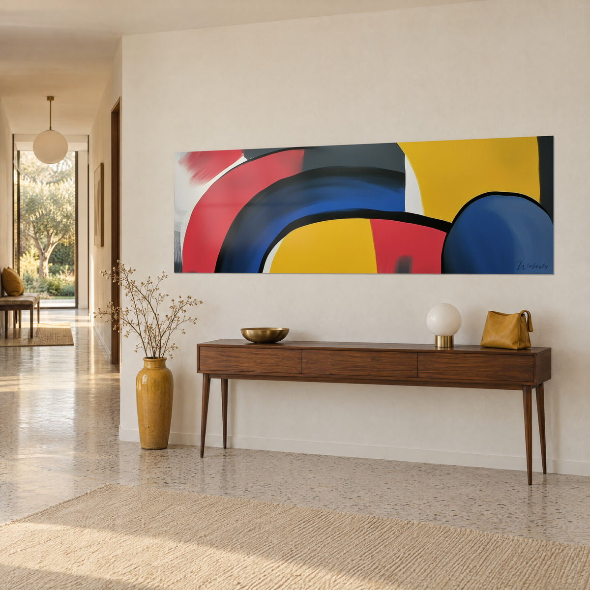 Tableau composition abstraite panoramique : demi-cercles bleu cobalt, rouge carmin et jaune, contours noirs, console en bois et vase doré