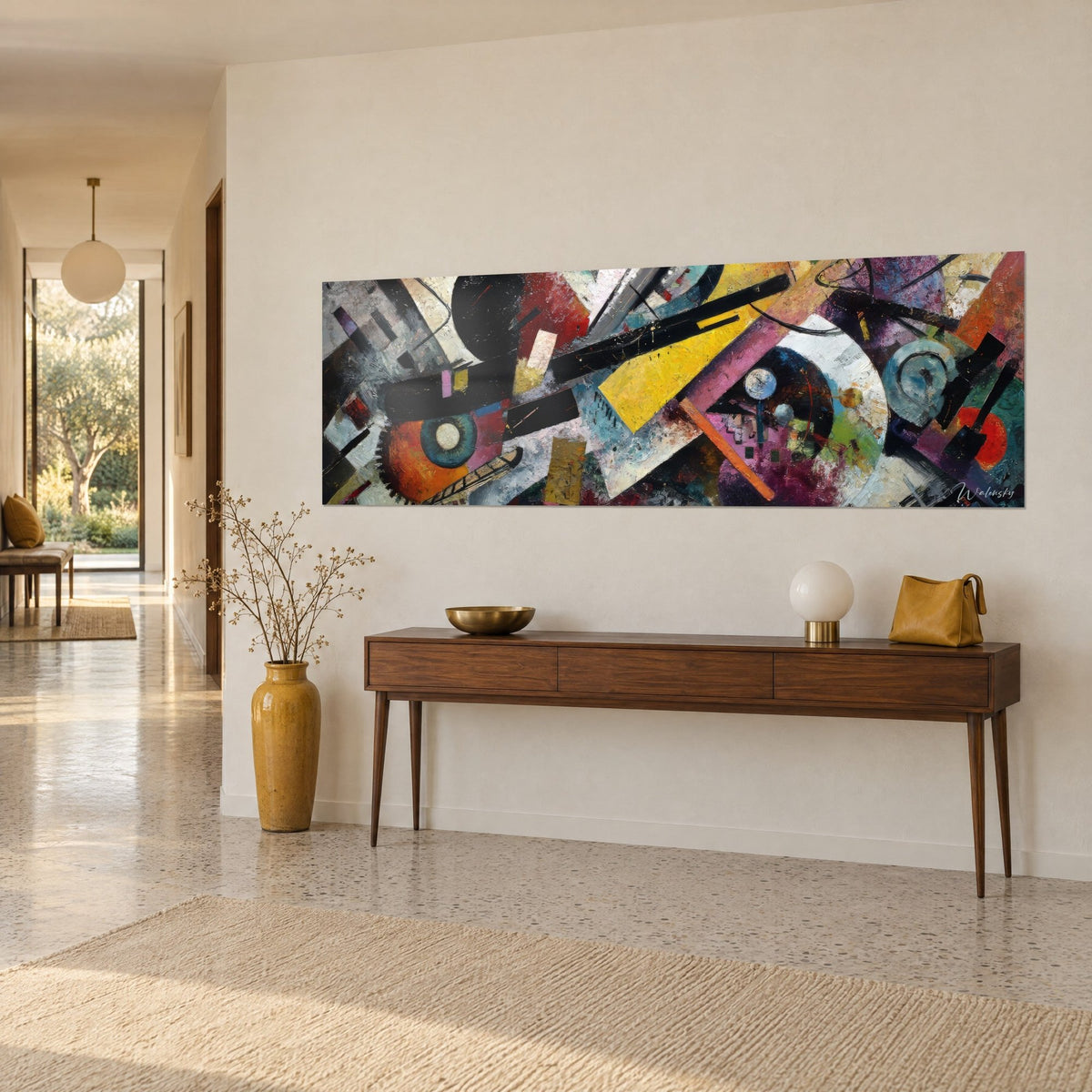 Cuadro sinfonía geométrica en pintura gruesa, franjas negras cruzadas, triángulo amarillo vivo y disco naranja, consola de madera
