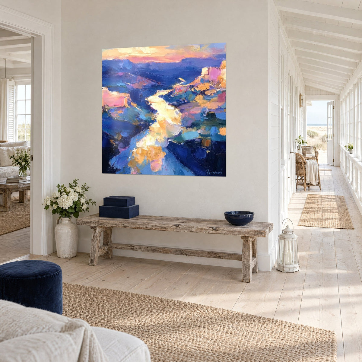 Quadro gola sinuosa ricoperta d'oro, pareti indaco e corallo a pittura spessa, nel corridoio di una casa al mare