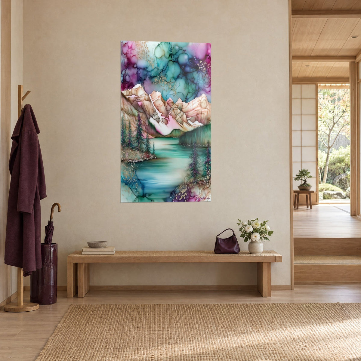 Gemälde alpine Landschaft in Aquarelltechnik, violette und smaragdgrüne Kiefern, magentafarbener marmorierter Himmel, dreiviertel Ansicht in einem japandi Flur