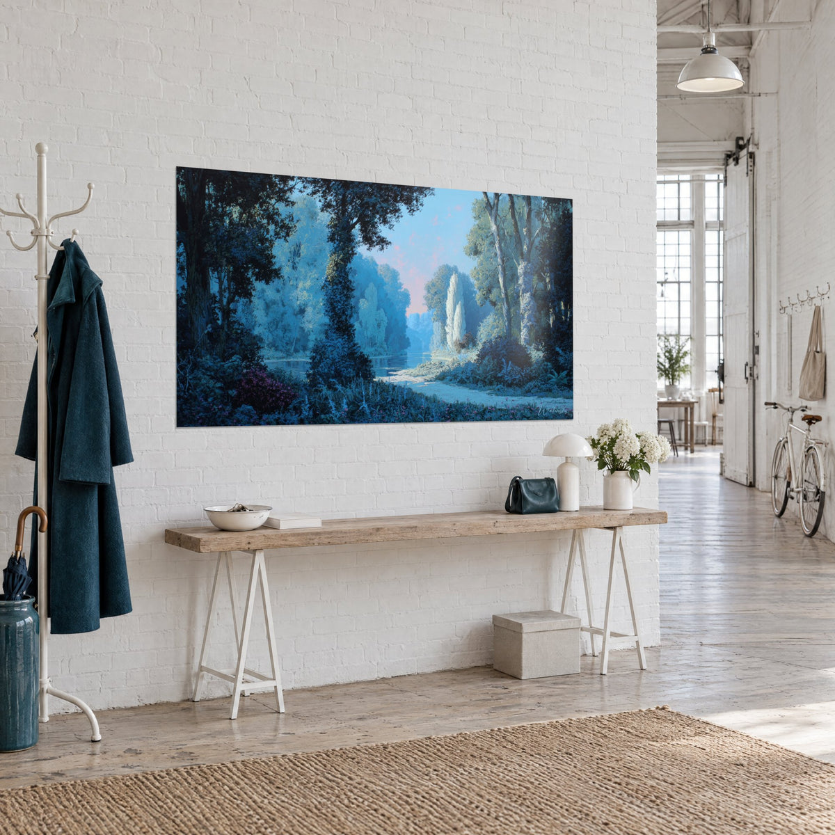 Tableau sous-bois lacustre baigné de lumière bleu cobalt et turquoise, tronc couvert de lierre, vue de trois-quarts sur un loft