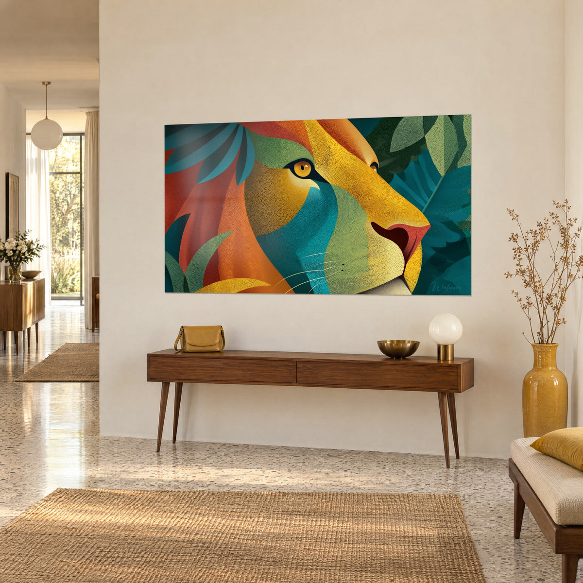 Schilderij van een leeuw in profiel met mosterdgele en saliegroene vlakken, turquoise gebladerte, opgehangen boven een houten console