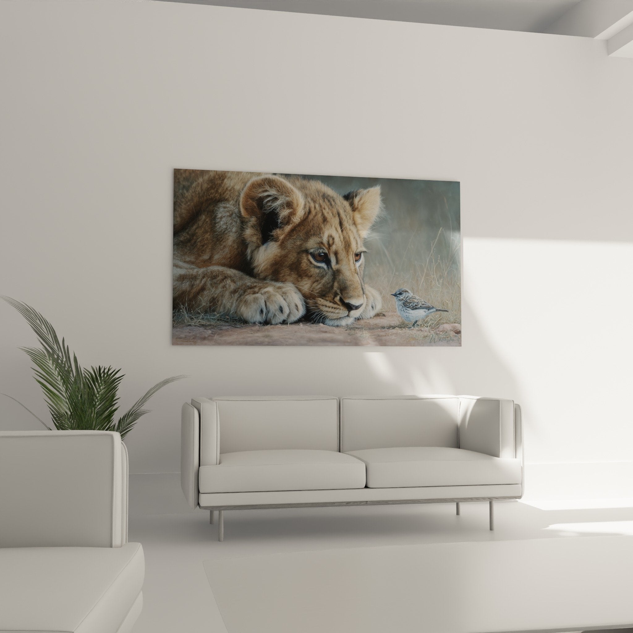 Dettaglio quadro leone realistico sfumature dorate sguardo intenso piccolo uccello piume delicate iperrealismo