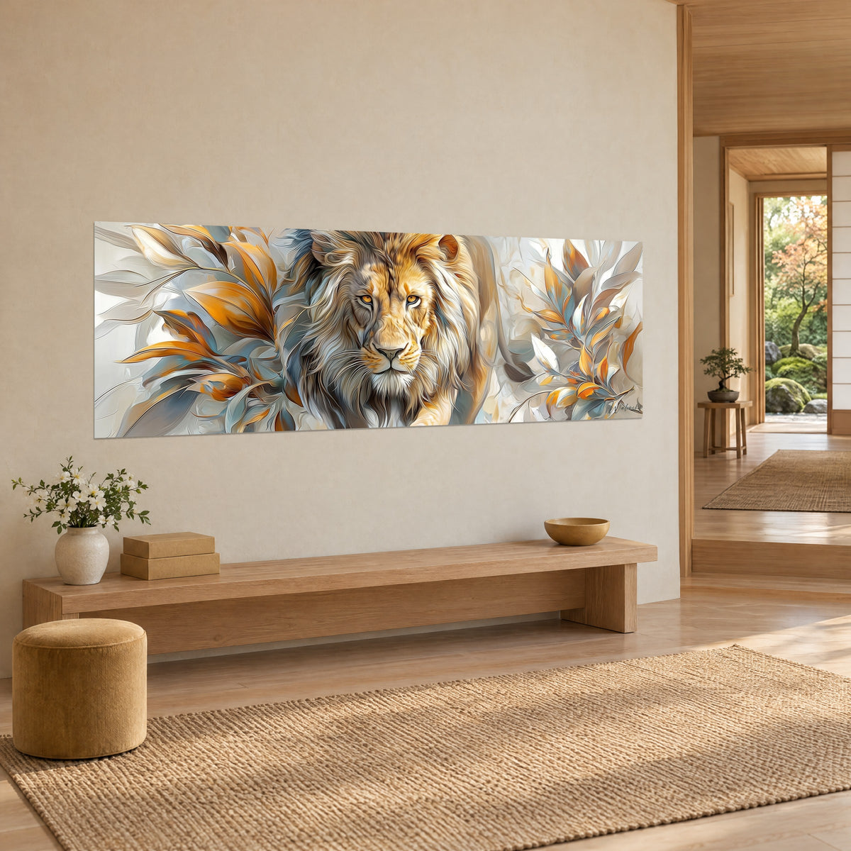 Schilderij van een koninklijke kat met amberkleurige ogen, oker- en staalblauwe bladeren als decoratief gebladerte, tegen een beige muur, driekwartzicht