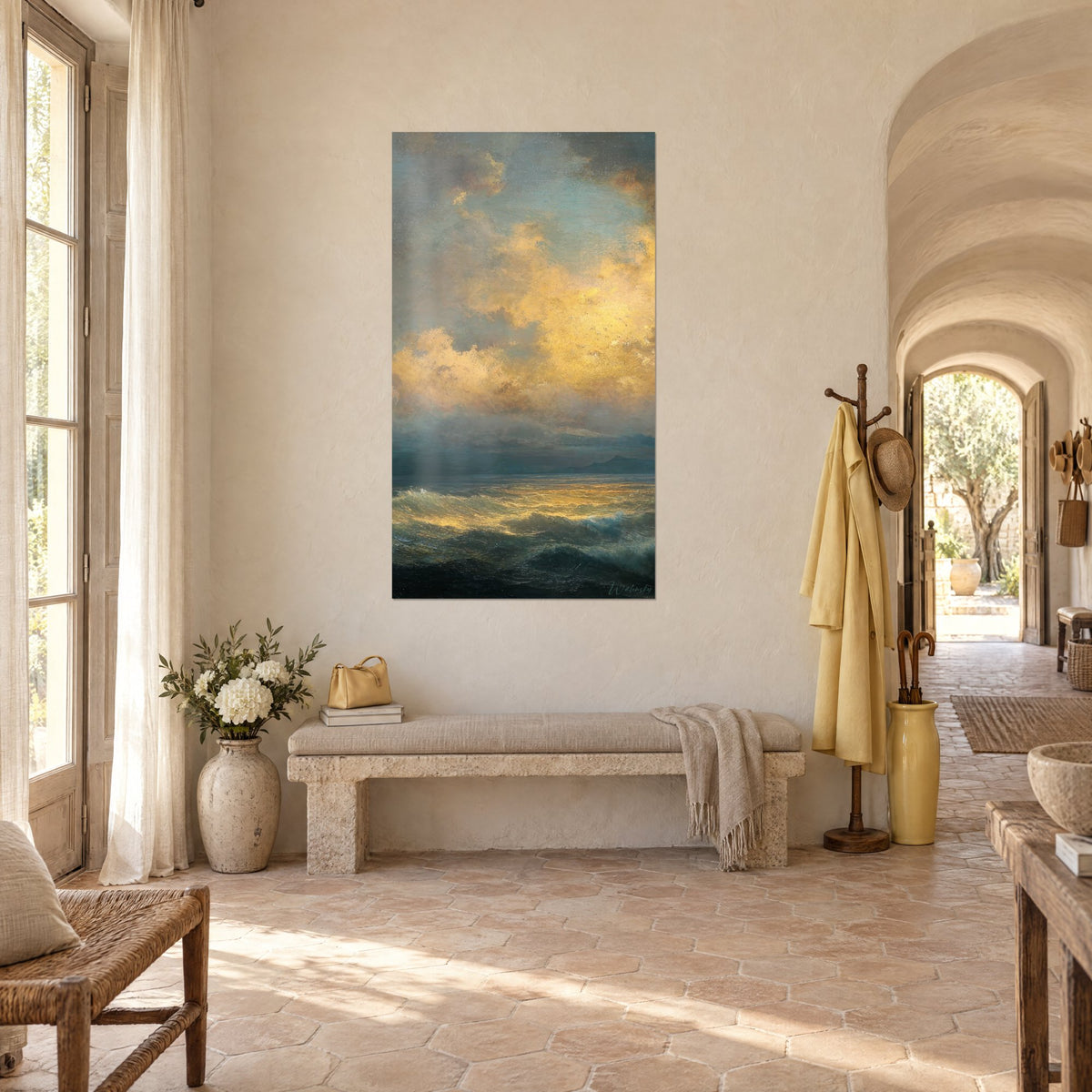 Quadro risacca spumeggiante sotto nuvole giallo zafferano e grigio-azzurre, appeso accanto a una panca di pietra in un casale provenzale