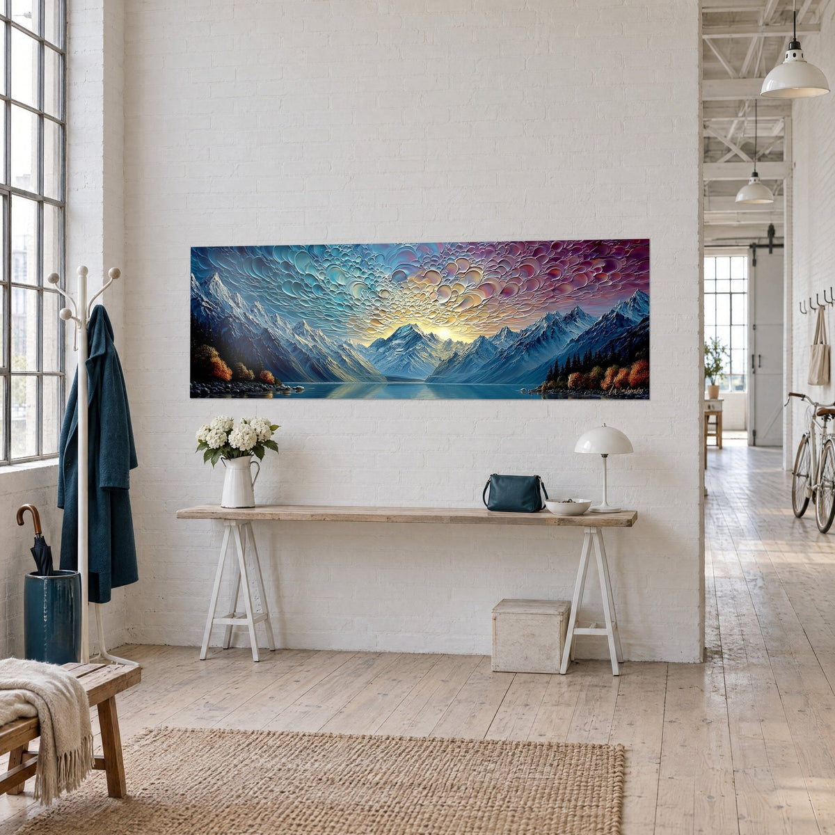 Gemälde Kette verschneiter Berge in Reliefstruktur, goldene Spiegelungen auf ruhigem Wasser, rosa und blauer Himmel, auf einer Holzkonsole im Loft