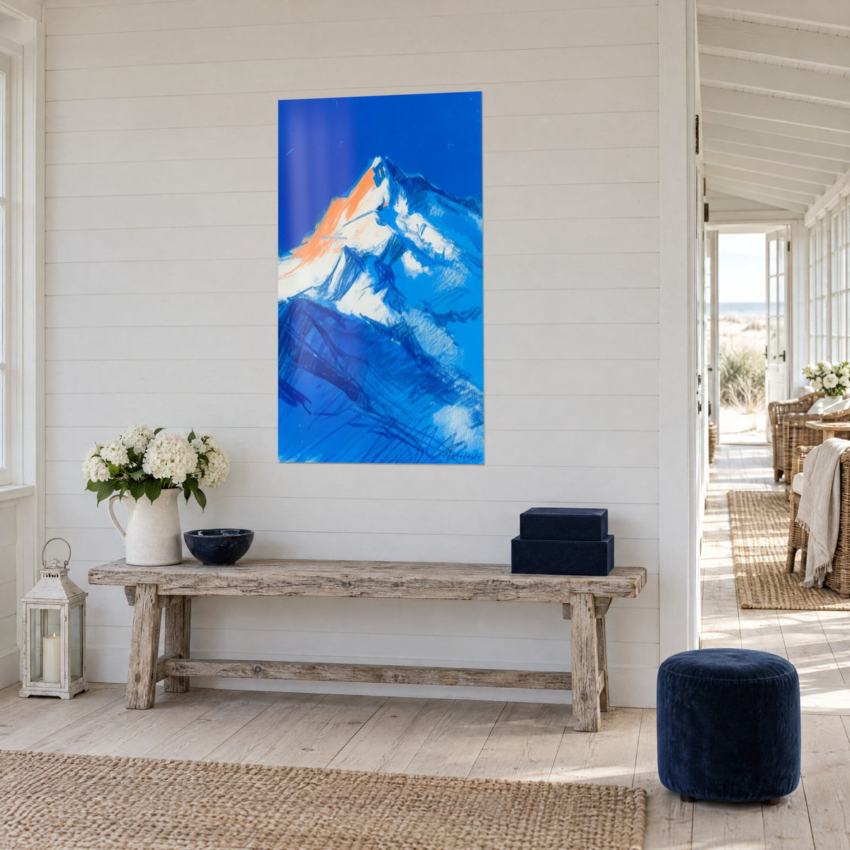 Tableau cime alpine blanche striée de bleu outremer et d'orangé, mur lambrissé blanc, banc en bois, maison de bord de mer
